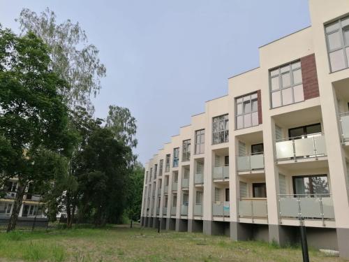 obraz budynku apartamentowego w obiekcie El Piso w mieście Jantar