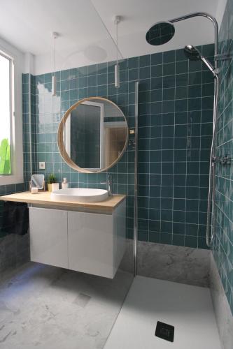 A bathroom at Encanto en el centro de Alicante