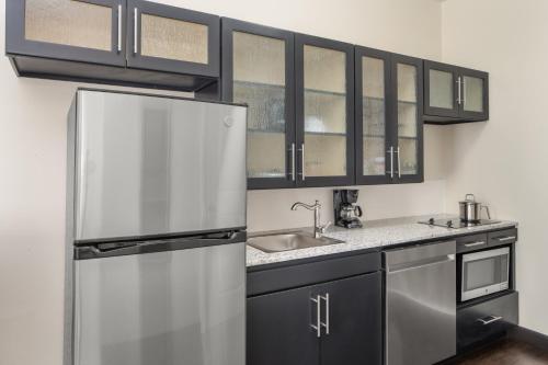 Cucina o angolo cottura di Candlewood Suites - Newnan - Atlanta SW by IHG