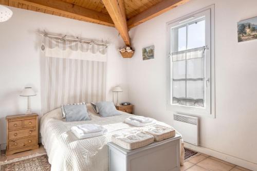 サン・マルタン・ド・レにあるAppartement Silèneの白いベッドルーム(ベッド1台、窓付)