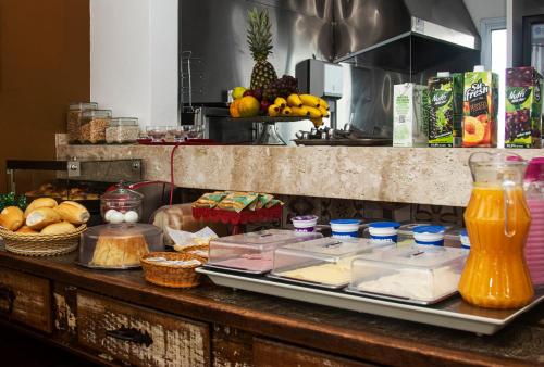 ein Buffet mit Speisen auf einer Theke in einer Küche in der Unterkunft Hotel Jabuticaba Expo Center Norte in São Paulo