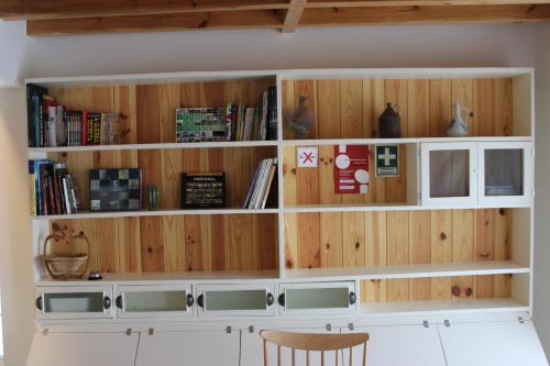 a room with wooden walls and shelves with books at Casa da Ponte Branca in Ancião