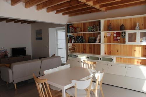 a kitchen and dining room with a table and chairs at Casa da Ponte Branca in Ancião