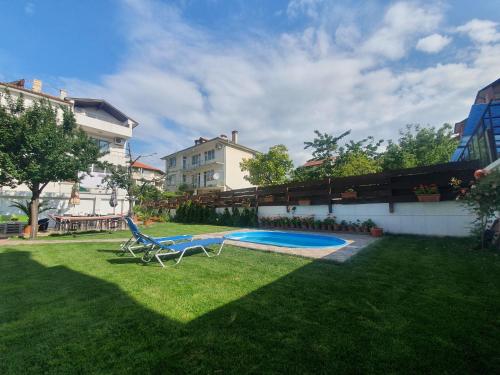 Bazén v ubytování Cherry Garden Apartments nebo v jeho okolí