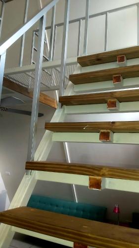 a set of wooden stairs in a building at Hotel Monte Campana Heredia in Birrí