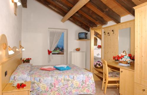 Postel nebo postele na pokoji v ubytování Hotel La Roccia