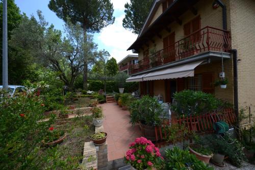 a house with a courtyard with plants and flowers at B&B Casa Cettina in Macerata
