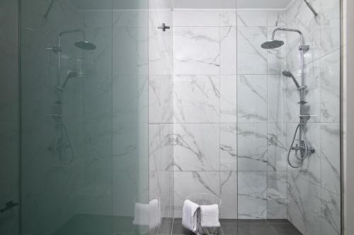 La salle de bains est pourvue d'une douche avec une porte en verre. dans l'établissement Chrisanthi Villas, à Palaiokastro