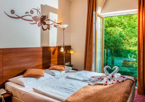 Posteľ alebo postele v izbe v ubytovaní Patak Park Hotel Visegrád