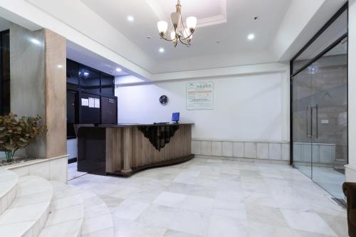 vestíbulo con recepción y podio en Hotel Foliage, en Jamnagar