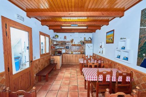 a dining room with a table and chairs and a kitchen at Lo Segador in Poblenou del Delta