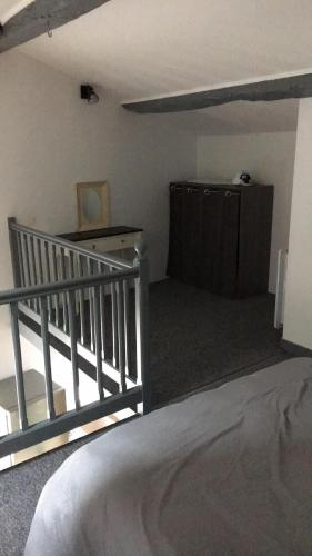 una habitación con una escalera y un armario en ella en Petite maison tout confort en Esnandes