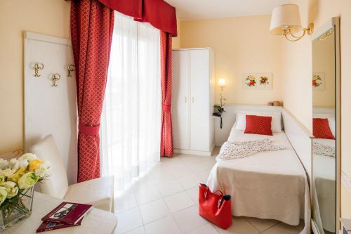 Un pat sau paturi într-o cameră la Hotel Baia Bianca