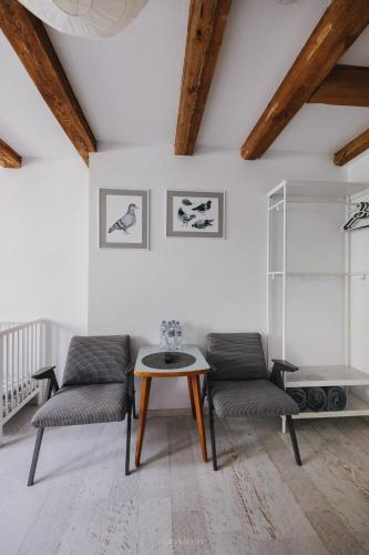 a living room with a table and chairs at Leśniki in Babimost