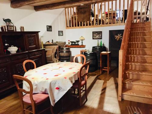 une cuisine avec une table recouverte d'une nappe dans l'établissement Les deux Licornes, à Anchenoncourt-et-Chazel