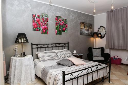 una camera da letto con un letto con fiori rosa di La casa di Ada a Sondrio
