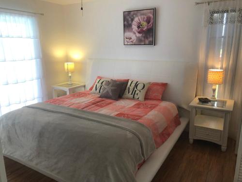 ein Schlafzimmer mit einem großen Bett mit zwei Lampen und zwei Tischen in der Unterkunft Villa Endless Love in Cape Coral