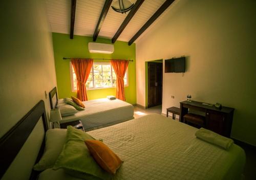 Łóżko lub łóżka w pokoju w obiekcie Hotel de Campo Villa de Ada