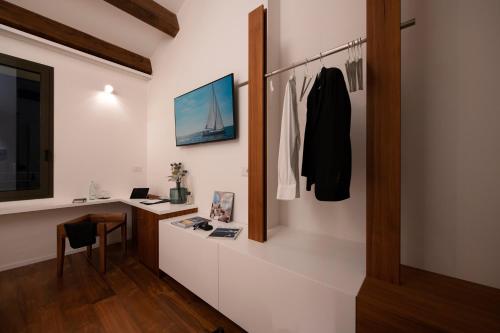 a dressing room with a desk and a mirror at Locanda Remare in Cesenatico