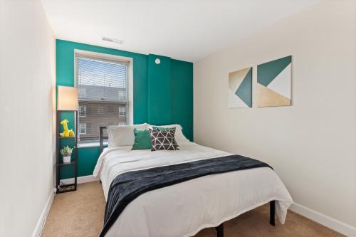 Ένα ή περισσότερα κρεβάτια σε δωμάτιο στο Plush Living next to Forest Park/BJC/Zoo/WashU
