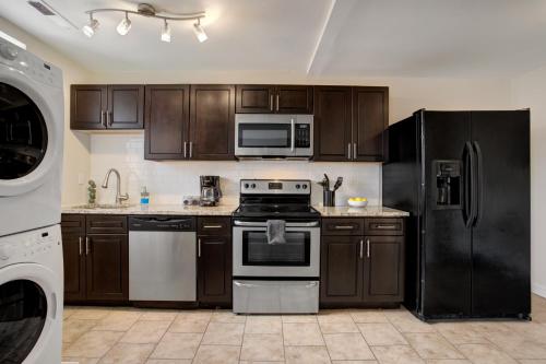 Η κουζίνα ή μικρή κουζίνα στο Plush Living next to Forest Park/BJC/Zoo/WashU