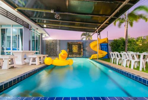 Πισίνα στο ή κοντά στο Lux9 Pool Villa Cha-Am
