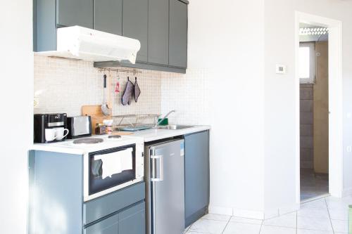 A kitchen or kitchenette at Yasmine Apartments and Rooms