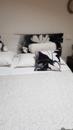Säng eller sängar i ett rum på A 7 KM DA SALO' CASA DEL SOLE MANSARDA