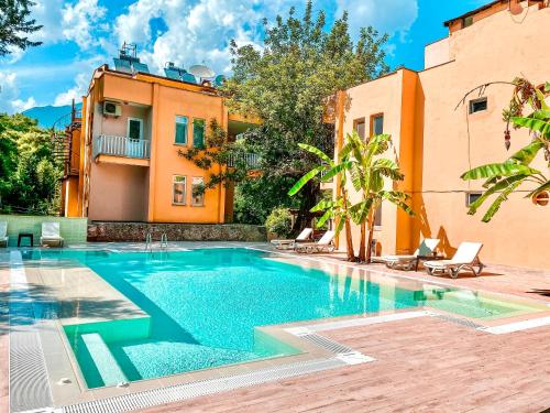 a swimming pool in front of a building at Gera Apart Pontos in Kemer