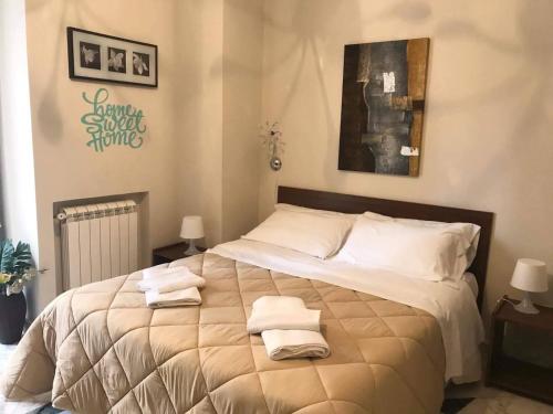 1 dormitorio con 1 cama grande y toallas. en B&B Le Vie D'Arte, en Agrigento