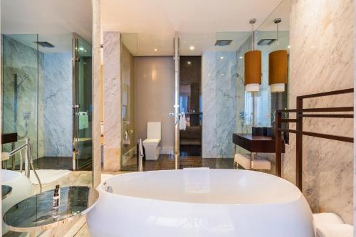 Bathroom sa Hotel Kapok Shenzhen Bay
