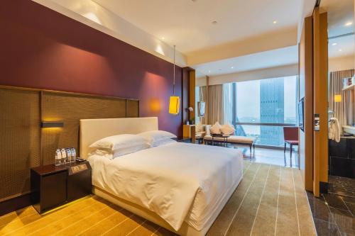 Ένα ή περισσότερα κρεβάτια σε δωμάτιο στο Hotel Kapok Shenzhen Bay