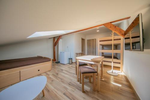 Habitación pequeña con 1 cama, escritorio y 1 dormitorio. en Na Rybníčku Bohutín, en Bohutín