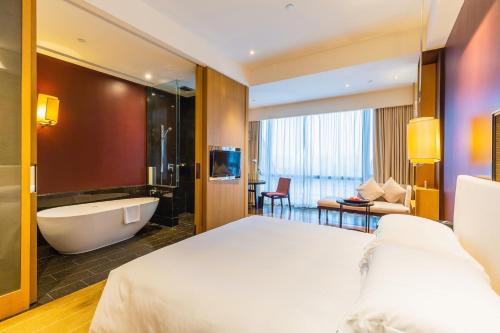 Ένα ή περισσότερα κρεβάτια σε δωμάτιο στο Hotel Kapok Shenzhen Bay