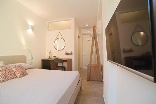 ein Schlafzimmer mit einem Bett und zwei Spiegeln an der Wand in der Unterkunft B&B CASA GIOVANNA in Campese