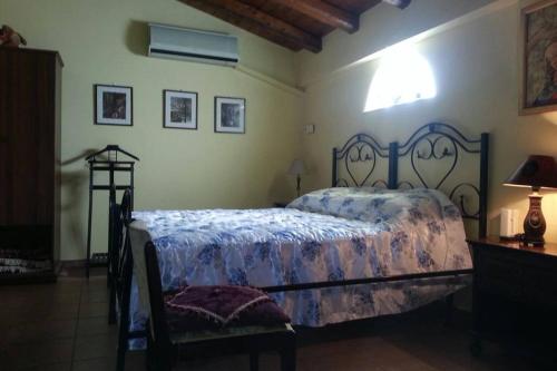 una camera da letto con un grande letto con copriletto blu di Una piccola casa confortevole a Campobello di Licata