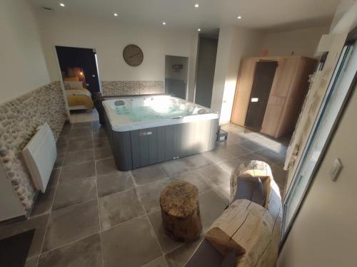 un ampio bagno con vasca in una stanza di Escale beauté le Crotoy a Le Crotoy
