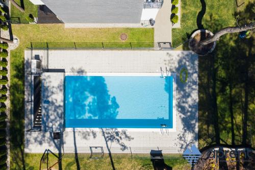 an overhead view of a large swimming pool at Apartament MALIBU - Aprent in Pobierowo