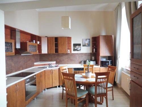 una cucina con tavolo e sedie di M10 Old Town Apartments Kosice a Košice