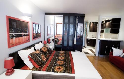 Tempat tidur dalam kamar di Warsawrent Hit Apartments