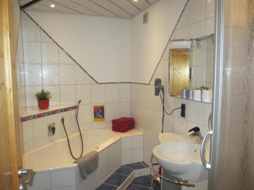y baño con bañera y lavamanos. en Ferienwohnung Brasil en Schonach