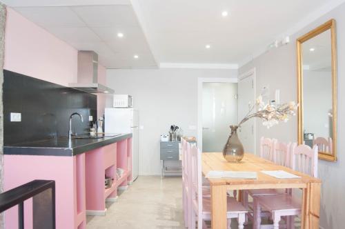 cocina con mesa de madera y comedor en Apartamentos de la Parte Antigua de Cáceres, en Cáceres