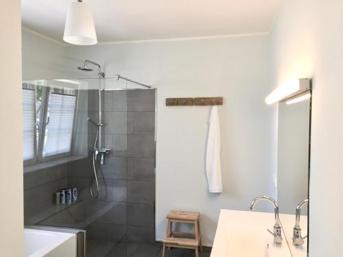 Ένα μπάνιο στο Uns Landhus Tating