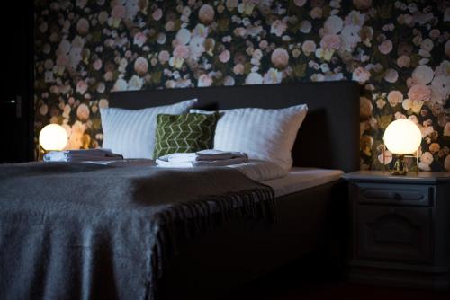 a bedroom with a bed with two lamps on it at Schlosshotel Braunfels & Himmelreich in Braunfels