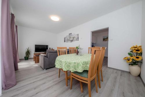 ein Esszimmer und ein Wohnzimmer mit einem Tisch und Stühlen in der Unterkunft House Stojakovic in Banjol
