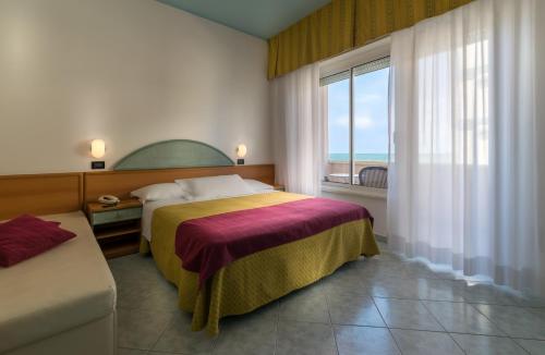 Säng eller sängar i ett rum på Hotel K2 Bellaria