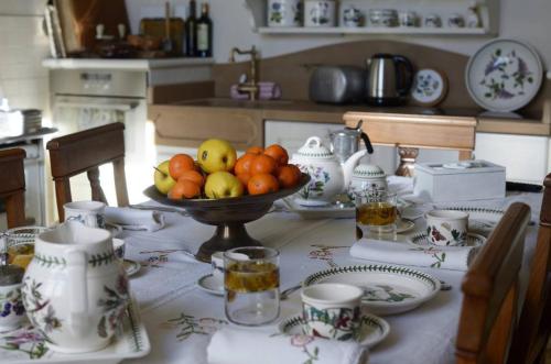 uma mesa com uma tigela de fruta em B&B Cimamori em Poggibonsi