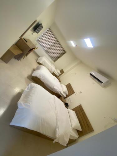 Zimmer mit 2 Betten in einem Zimmer in der Unterkunft Al-Mujeb in Kerak