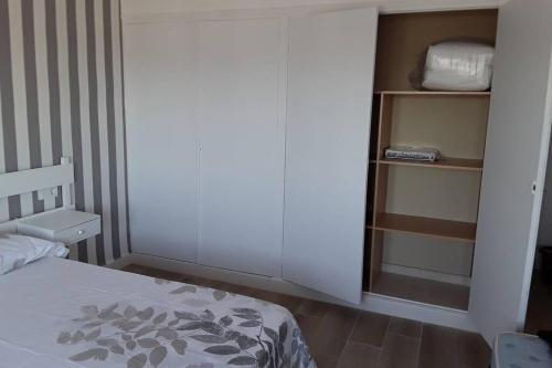 Katil atau katil-katil dalam bilik di Piso en primera línea con wifi y vistas al mar