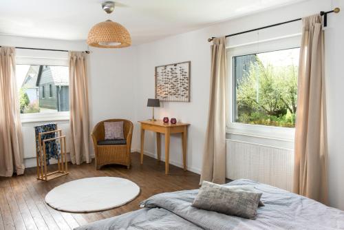 una camera con letto e finestra di Ferienwohnung Stein mit Sauna a Hasselbach